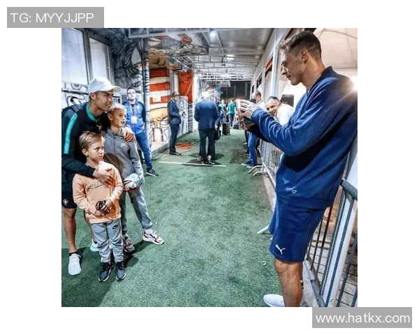 乔治与足球明星亲密合影展现友谊与激情的瞬间